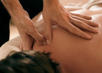 Massage apaisant à Up2 Massages, Paris, Île-de-france, FR. Détente et bien-être aux mains expertes.