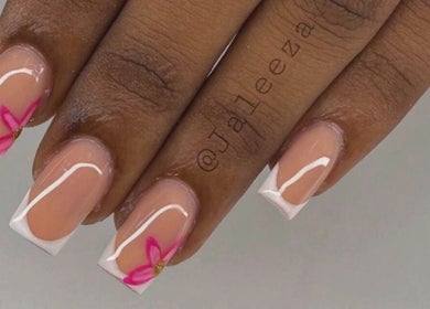 Elegante nagelkunst met roze bloemen bij GlowUp.sr, Paramaribo, Paramaribo, SR.