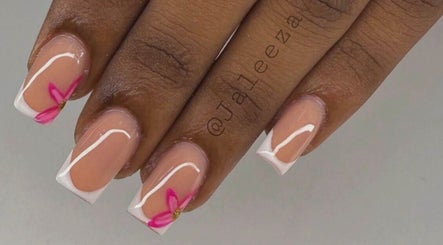 Elegante nagelkunst met roze bloemen bij GlowUp.sr, Paramaribo, Paramaribo, SR.