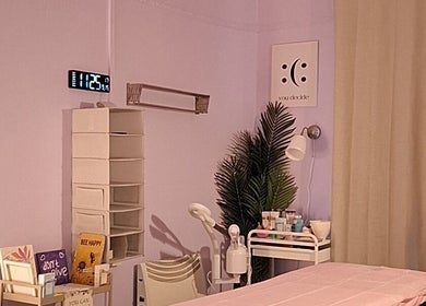 Cozy treatment room at massage.facial.by.sasha.viki in Glasgow, Scotland, GB with a calming ambiance.