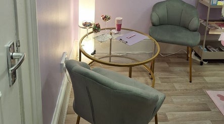 Cozy seating area at massage.facial.by.sasha.viki in Glasgow, Scotland, GB. Elegant chairs and a glass table.
