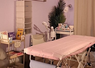 Relaxing massage room at Massage Facial By Sasha Viki, Glasgow, Scotland, GB with a cozy pink massage table.