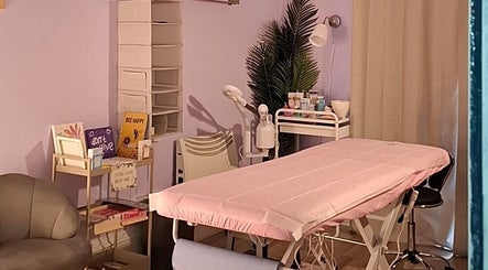 Cozy treatment room at Massage Facial By Sasha Viki, Glasgow, Scotland, GB, featuring a pink therapy bed.