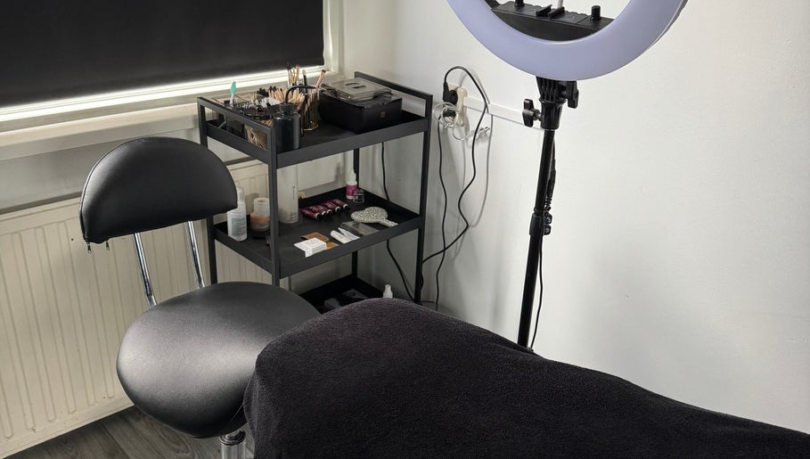 Binnenkant van Beautybrowsbyk in Stein, Limburg, NL met stoelen en beautyproducten.