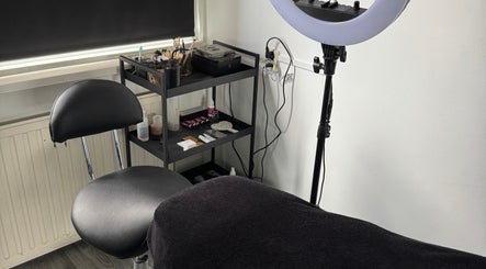 Binnenkant van Beautybrowsbyk in Stein, Limburg, NL met stoelen en beautyproducten.