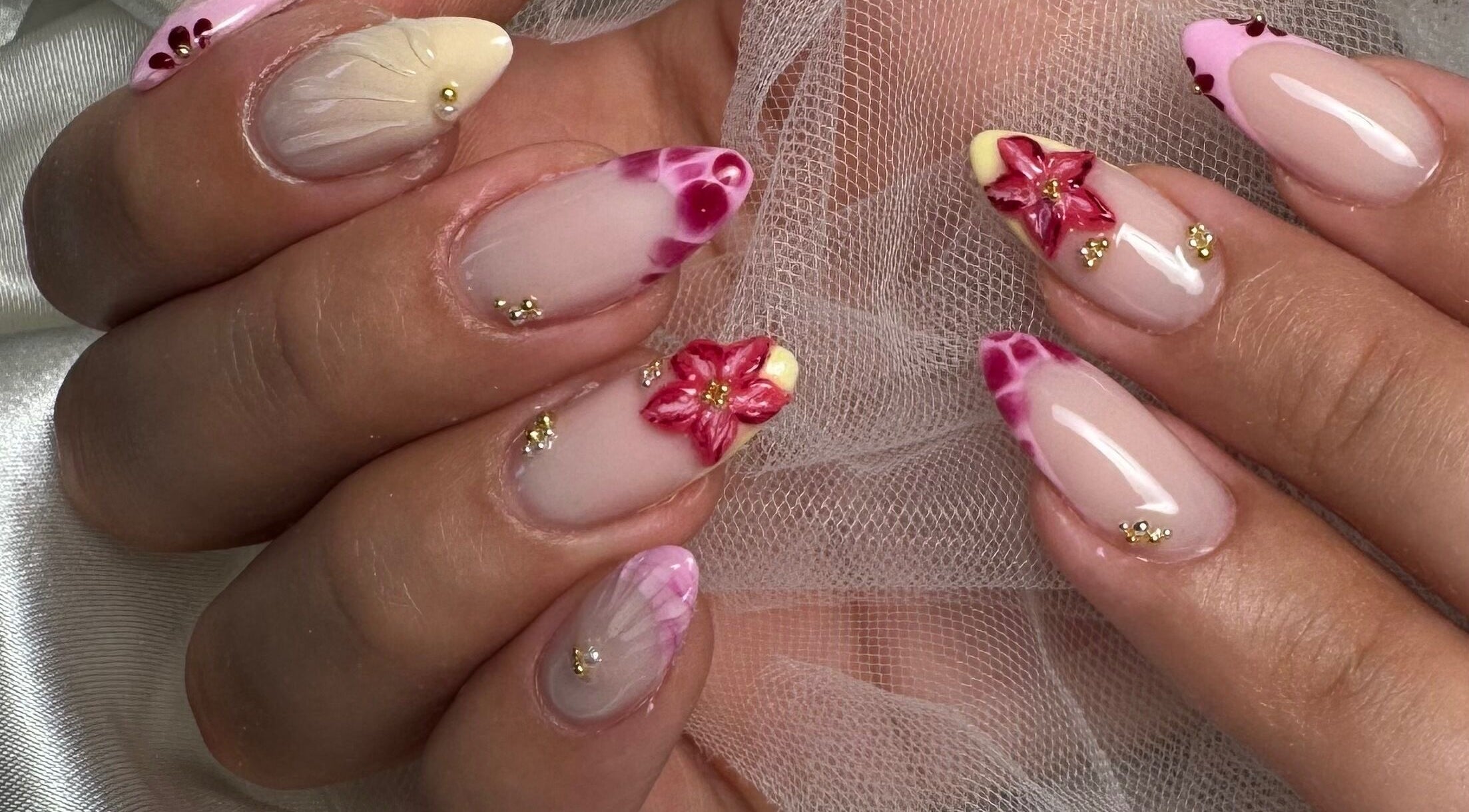 Nail art floral raffiné sur des ongles à Meahnon Nails, Pont-sainte-maxence, Hauts-de-france, FR.