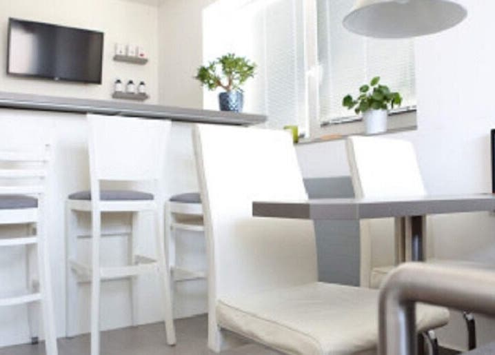 Moderní interiér Masáže u Maki v Ostrovačici, Jihomoravský Kraj, CZ s bílými židlemi a dekoracemi.