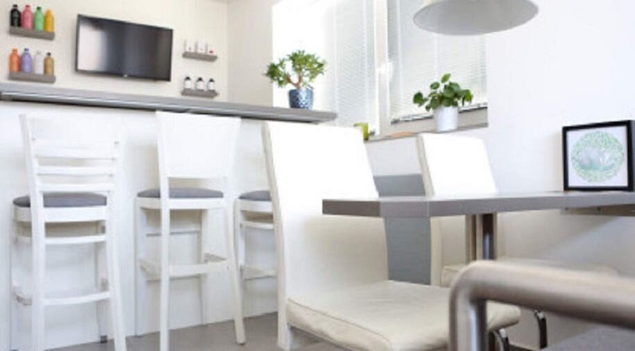 Moderní interiér Masáže u Maki v Ostrovačici, Jihomoravský Kraj, CZ s bílými židlemi a dekoracemi.