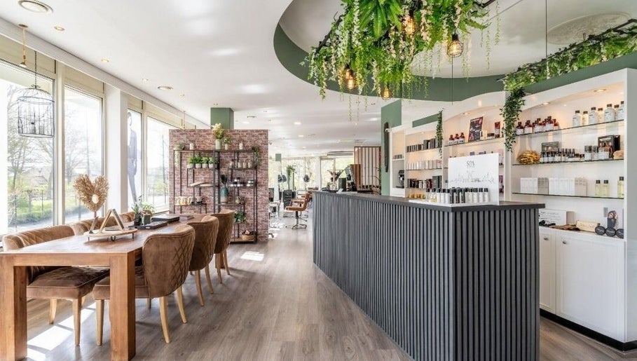 Interieur van Chic de Paris in Barendrecht, Zuid-Holland, met natuurlijke decoratie en uitnodigende sfeer.
