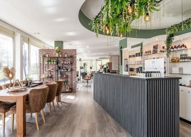 Interieur van Chic de Paris in Barendrecht, Zuid-Holland, met natuurlijke decoratie en uitnodigende sfeer.