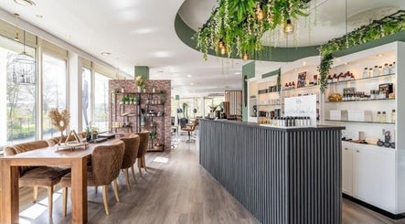 Interieur van Chic de Paris in Barendrecht, Zuid-Holland, met natuurlijke decoratie en uitnodigende sfeer.