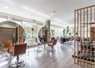 Moderne saloninrichting bij Chic de Paris, Barendrecht, Zuid-holland, NL met stijlvolle spiegels en stoelen.