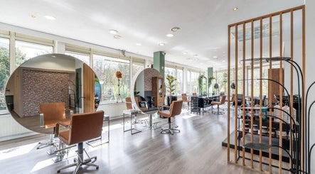 Moderne saloninrichting bij Chic de Paris, Barendrecht, Zuid-holland, NL met stijlvolle spiegels en stoelen.