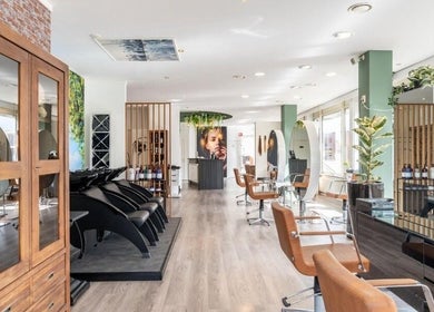 Interieur van Chic de Paris, luxe salon in Barendrecht, Zuid-holland, NL met moderne styling stoelen.