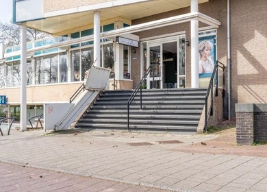 Vooraanzicht van Chic de Paris ingang, Barendrecht, Zuid-holland, NL.