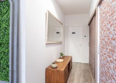 Stijlvolle hal van Chic de Paris, Barendrecht, Zuid-holland, NL met moderne accenten en warm hout.