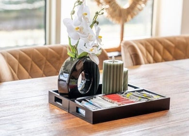 Moderne tafel met bloemen en kaarsen bij Chic de Paris, Barendrecht, Zuid-holland, NL.