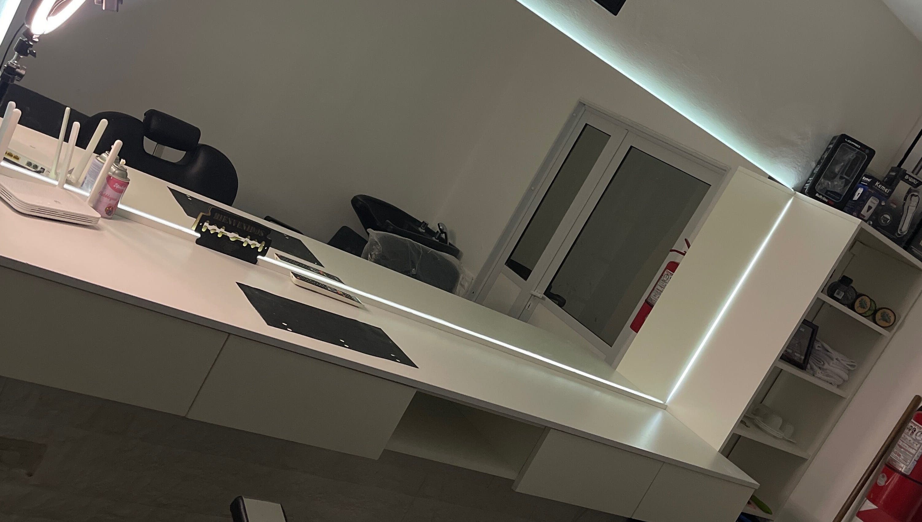 Modern salon station at leobarber in Rosario, Santa Fe, AR showcasing sleek design and ample workspace.