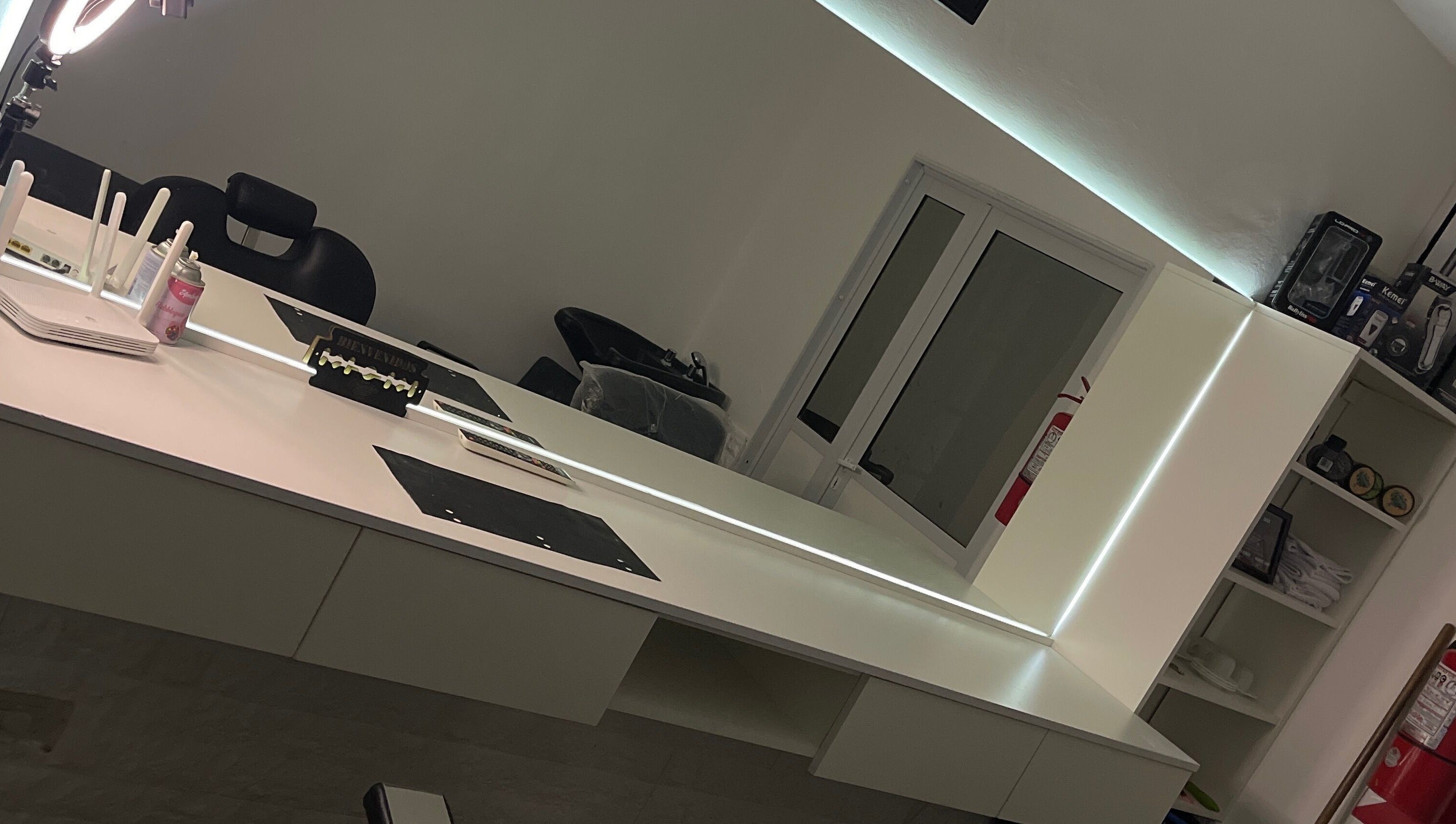 Modern salon station at leobarber in Rosario, Santa Fe, AR showcasing sleek design and ample workspace.