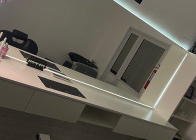 Modern salon station at leobarber in Rosario, Santa Fe, AR showcasing sleek design and ample workspace.