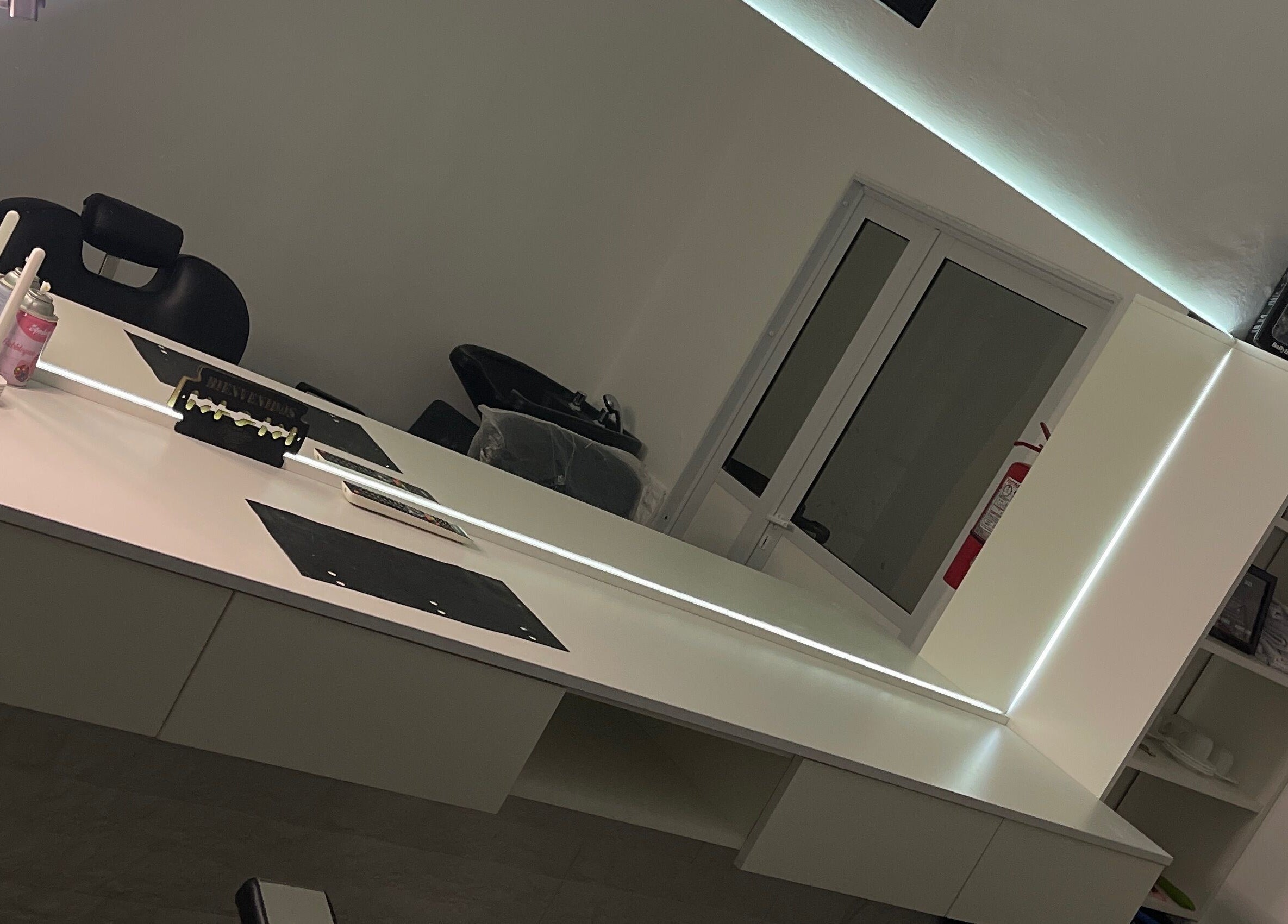 Modern salon station at leobarber in Rosario, Santa Fe, AR showcasing sleek design and ample workspace.