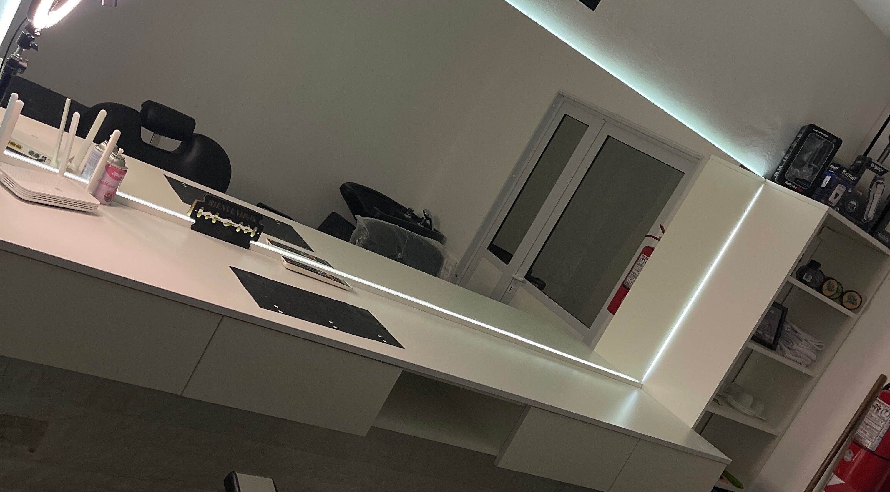 Modern salon station at leobarber in Rosario, Santa Fe, AR showcasing sleek design and ample workspace.