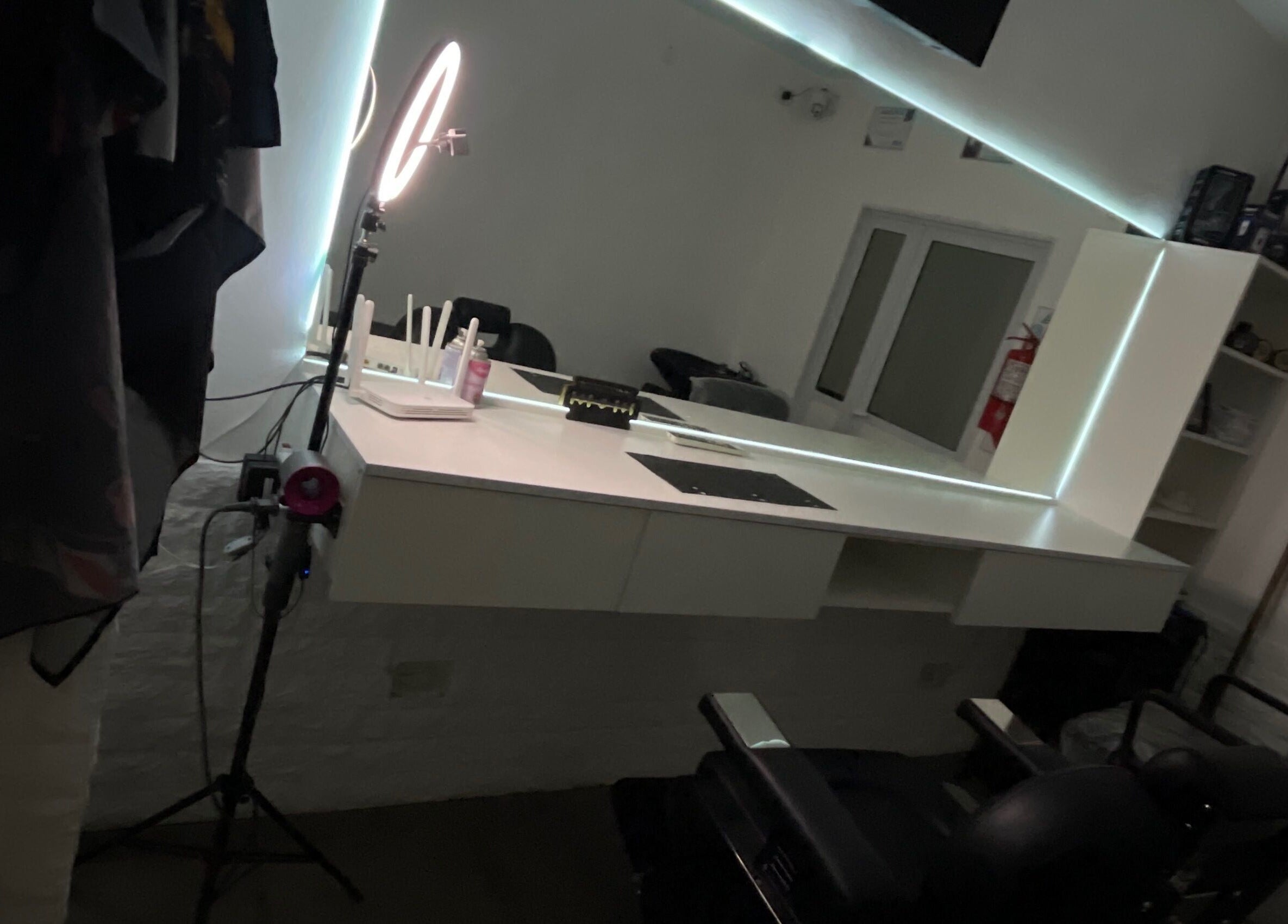 Leobarber's chic styling station with ring light in Rosario, Santa Fe, AR, designed for premium grooming.