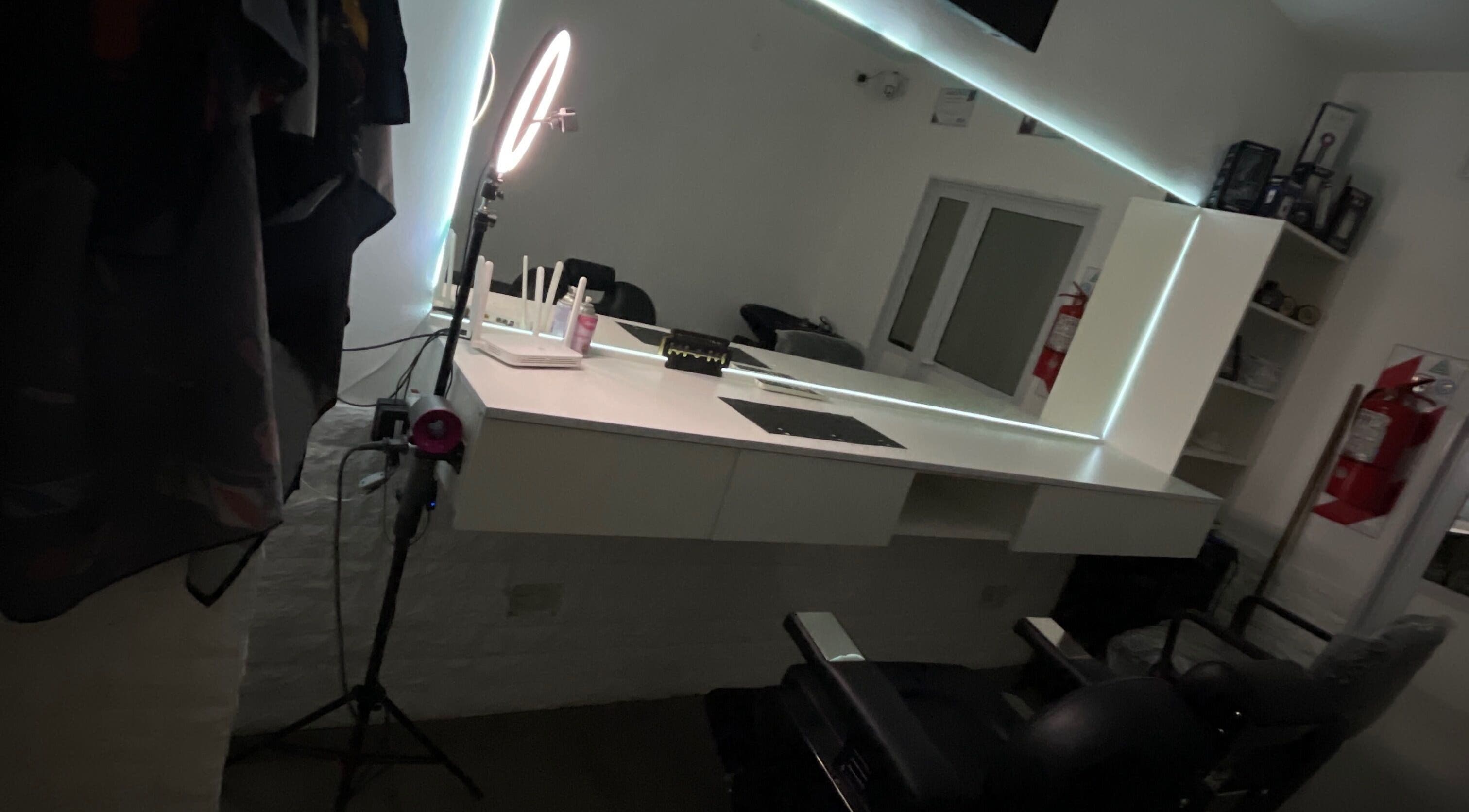 Leobarber's chic styling station with ring light in Rosario, Santa Fe, AR, designed for premium grooming.