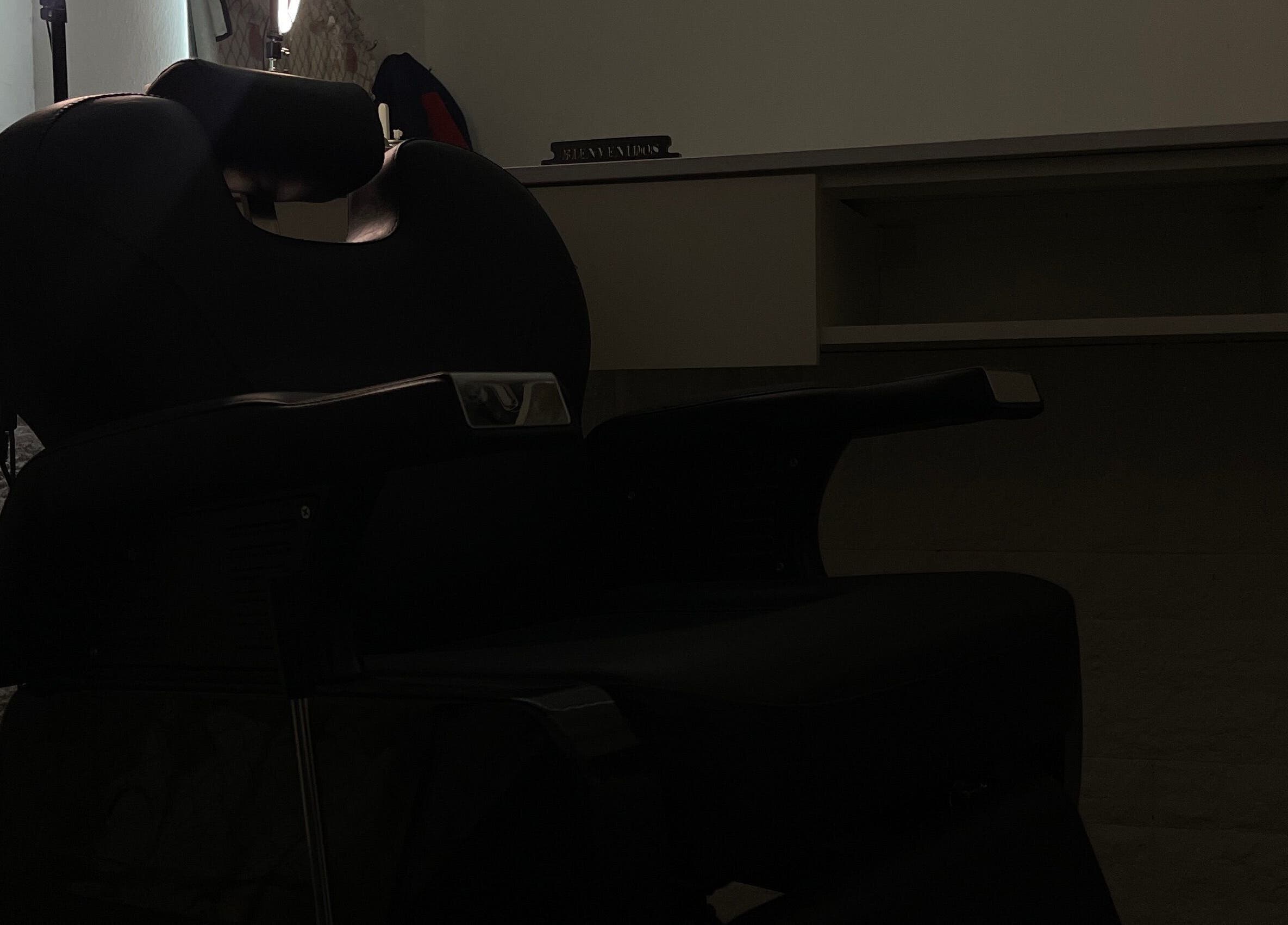 Elegant barber chair at leobarber, Rosario, Santa Fe, AR, offering a stylish grooming experience.