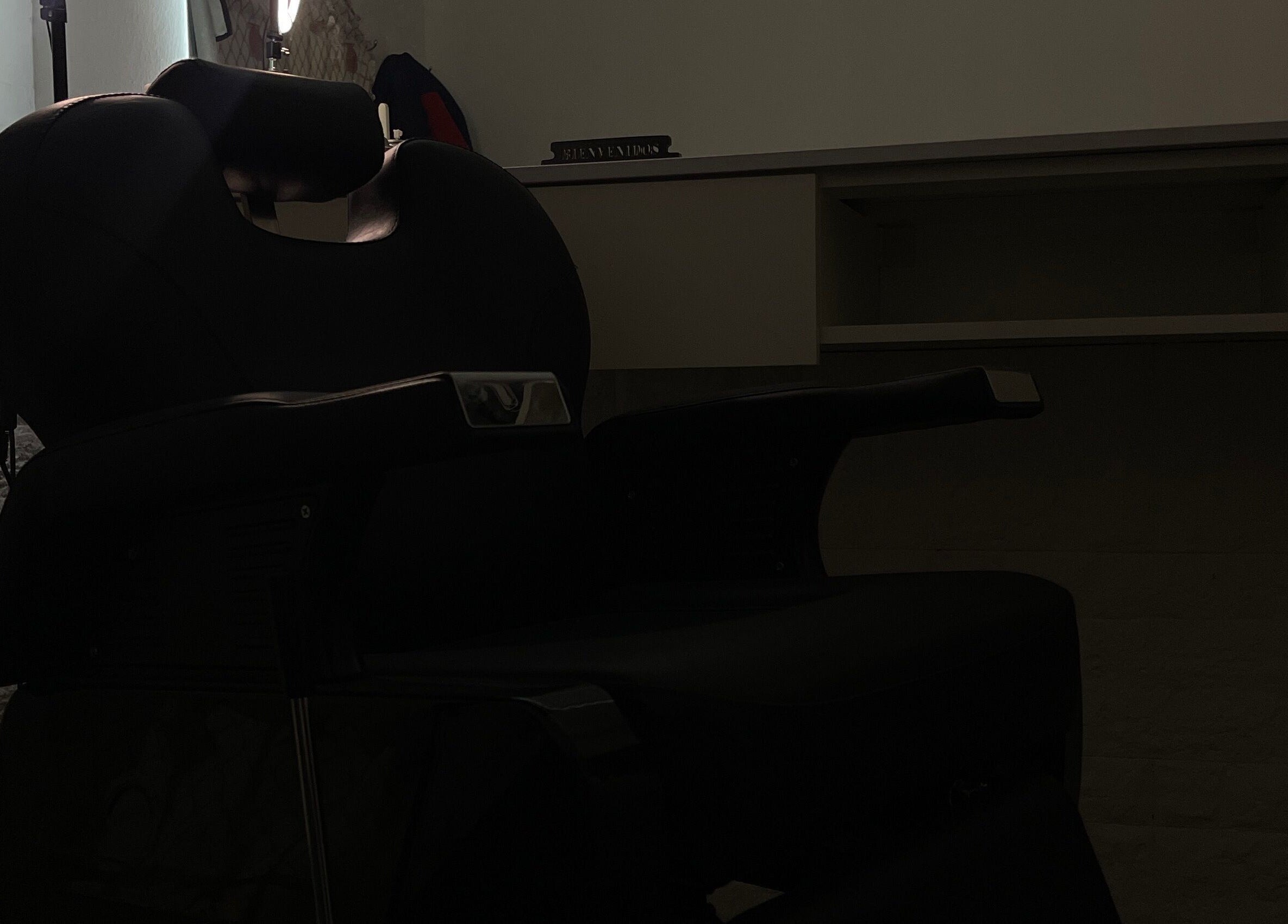 Elegant barber chair at leobarber, Rosario, Santa Fe, AR, offering a stylish grooming experience.