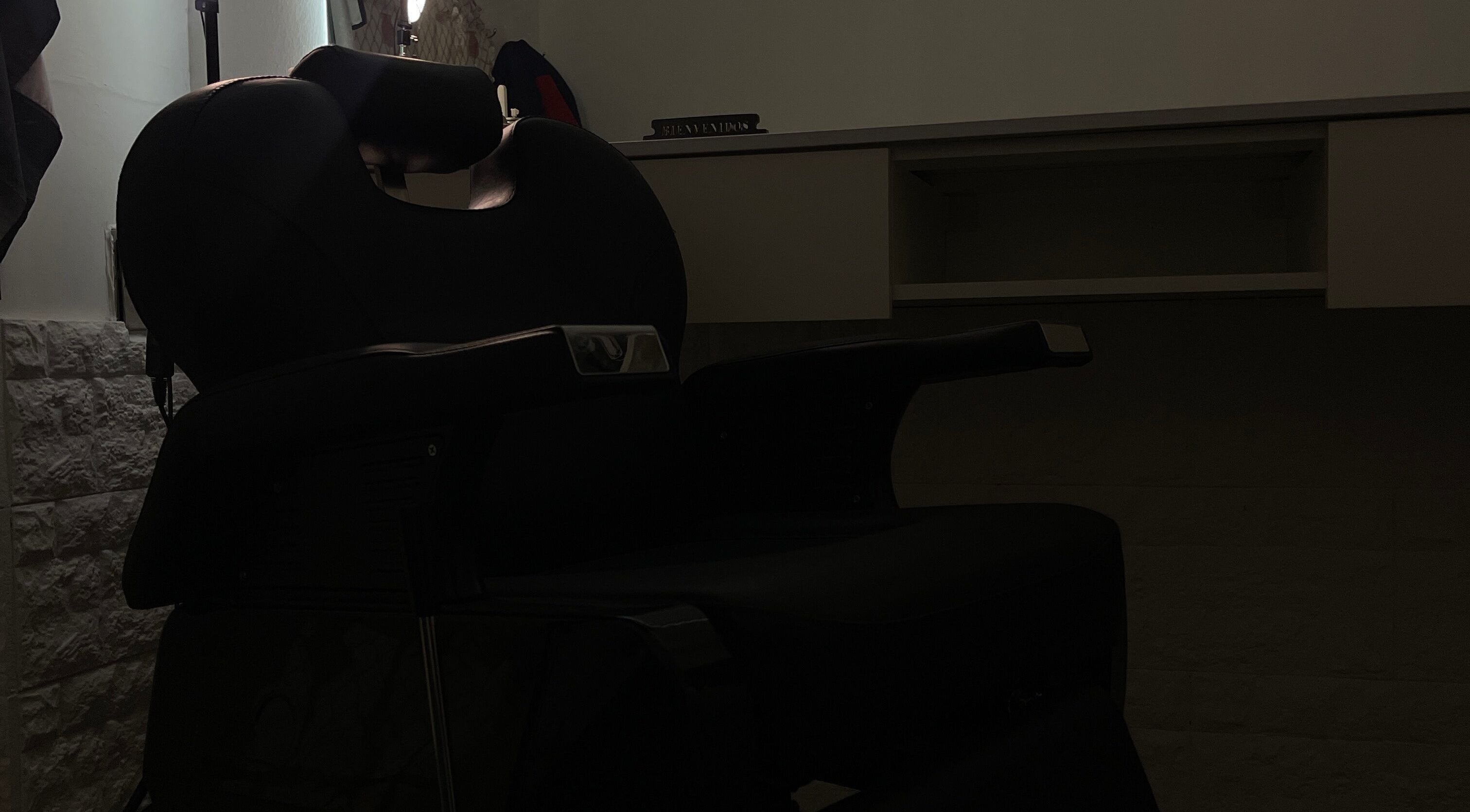 Elegant barber chair at leobarber, Rosario, Santa Fe, AR, offering a stylish grooming experience.