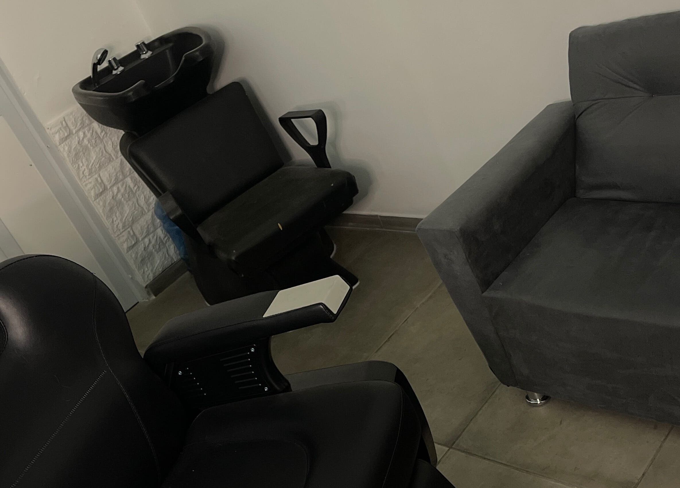 Leobarber lounge area with sleek chairs and washing station in Rosario, Santa Fe, AR.