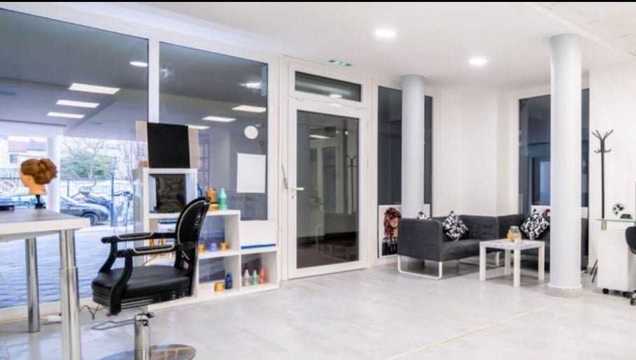 Intérieur moderne de Parisian_locks_solution, Romainville, Île-de-france, FR, avec fauteuil de coiffure et canapé.