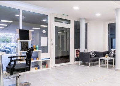 Intérieur moderne de Parisian_locks_solution, Romainville, Île-de-france, FR, avec fauteuil de coiffure et canapé.