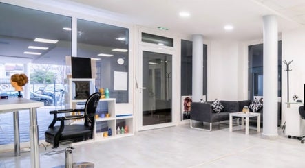 Intérieur moderne de Parisian_locks_solution, Romainville, Île-de-france, FR, avec fauteuil de coiffure et canapé.