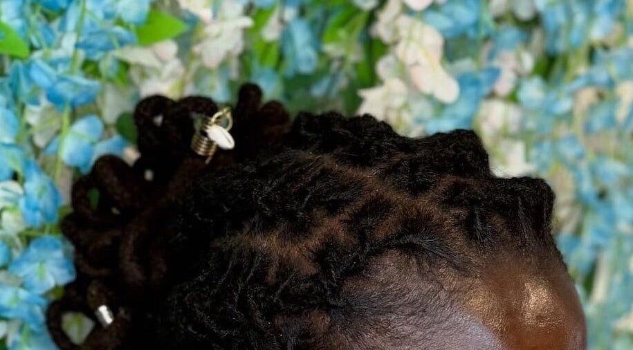 Tresse élégante ornée de fleurs chez Parisian Locks Solution, Paris, Île-de-France, FR.