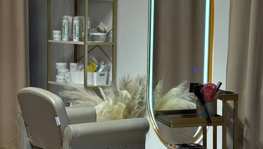 Сучасний інтер'єр AYZOVA HAIR STUDIO у Варшаві, Войводство Мазовецьке, з дзеркалом та кріслом.