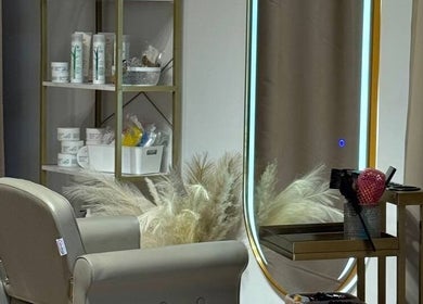 Сучасний інтер'єр AYZOVA HAIR STUDIO у Варшаві, Войводство Мазовецьке, з дзеркалом та кріслом.