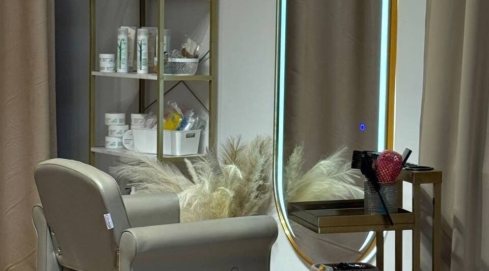 Сучасний інтер'єр AYZOVA HAIR STUDIO у Варшаві, Войводство Мазовецьке, з дзеркалом та кріслом.