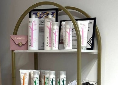 Шампуні та косметика Rawwell на полиці в AYZOVA HAIR STUDIO, Warszawa, Województwo Mazowieckie, PL.