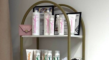 Шампуні та косметика Rawwell на полиці в AYZOVA HAIR STUDIO, Warszawa, Województwo Mazowieckie, PL.