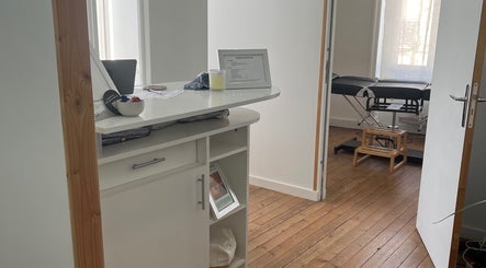 Intérieur accueillant de LM Studio ink à Blain, Pays De La Loire, FR avec bureau moderne.
