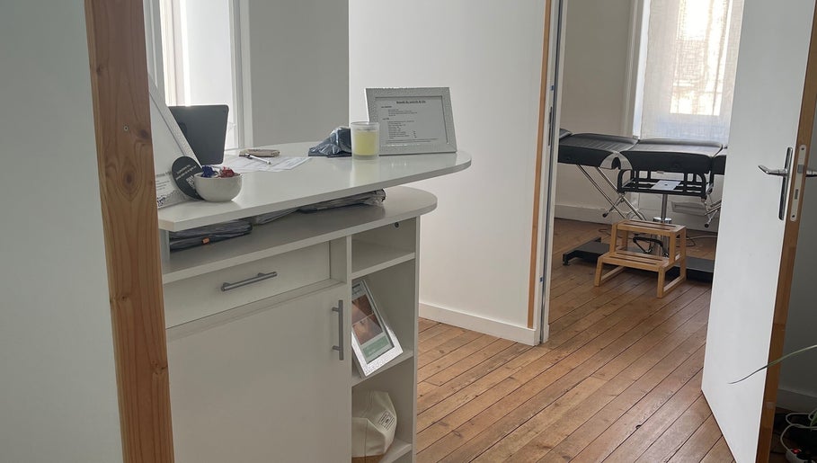 Intérieur moderne et serein de LM Studio ink à Blain, Pays De La Loire, FR avec table de massage.