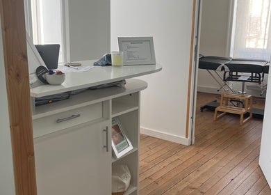 Intérieur moderne et serein de LM Studio ink à Blain, Pays De La Loire, FR avec table de massage.