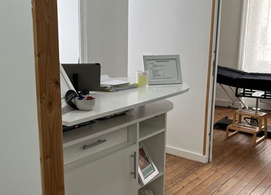 Réception moderne chez LM Studio ink, Blain, Pays De La Loire, FR avec table de soin en arrière-plan.