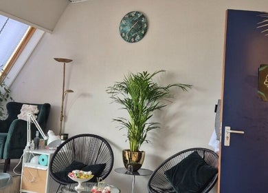 Современный интерьер NailsEstetikLab в Лейдердорпе, Zuid-holland, NL с зелёным креслом и растениями.