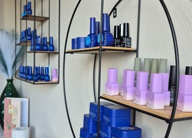Коллекция лаков для ногтей на полке в NailsEstetikLab, Leiderdorp, Zuid-holland, NL.