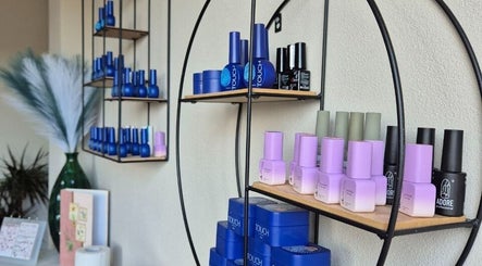 Коллекция лаков для ногтей на полке в NailsEstetikLab, Leiderdorp, Zuid-holland, NL.