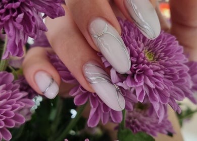 Маникюр серебристым дизайном на фоне фиолетовых цветов в NailsEstetikLab, Leiderdorp, Zuid-holland, NL.