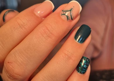 Маникюр с художественным дизайном в Glossy Nails Art, Лейден, Южная Голландия, Нидерланды.